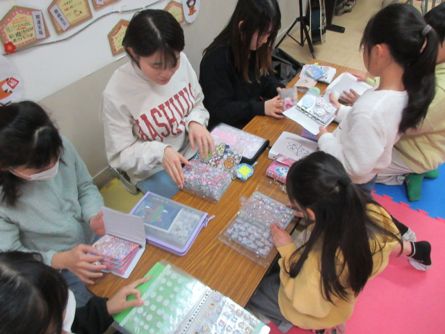 楽しくシール交換をする子どもたち