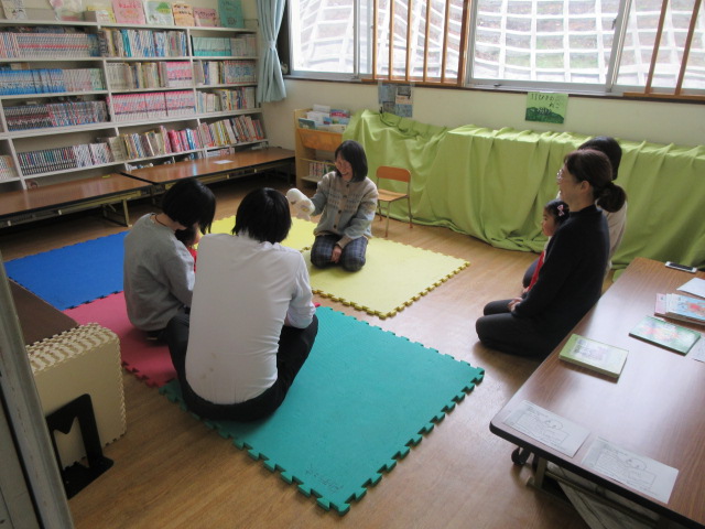 たまちゃんのお話に耳を傾ける親子