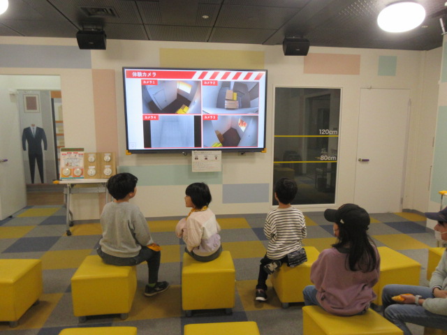 煙体験を待つ子どもたち