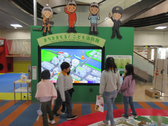 体験コーナーを楽しむ子どもたち