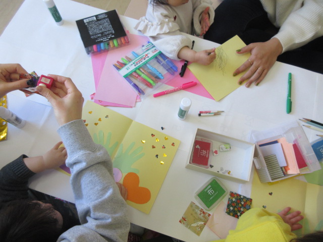 参加者がメッセージカードを作成している様子