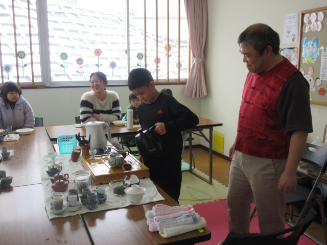 小学生がお茶を淹れている写真