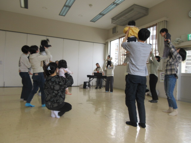 リトミック教室でおやこで輪になって抱っこする様子