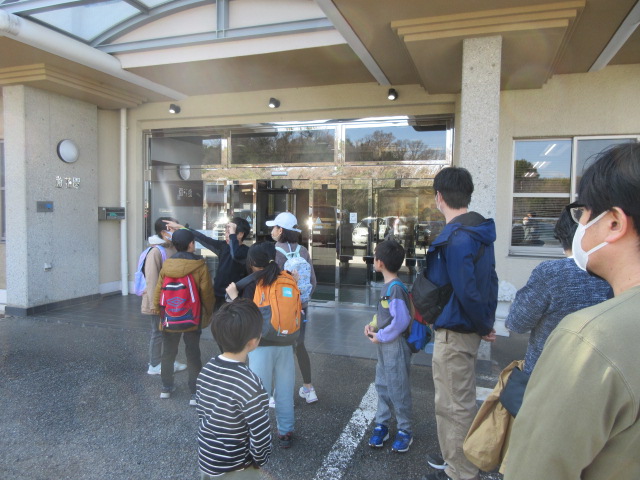 老人保健介護施設「遊花園」に作品を取りにたずねる参加者たち