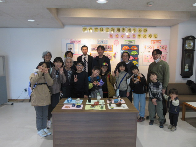 作品を前に記念撮影をする参加者たち