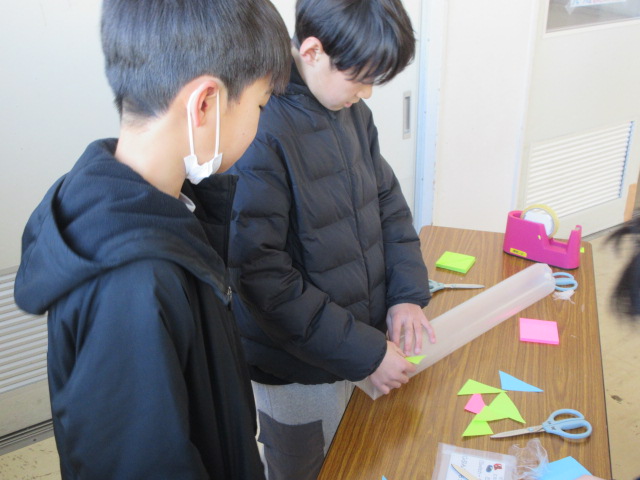 傘袋でロケットを作る子どもたち