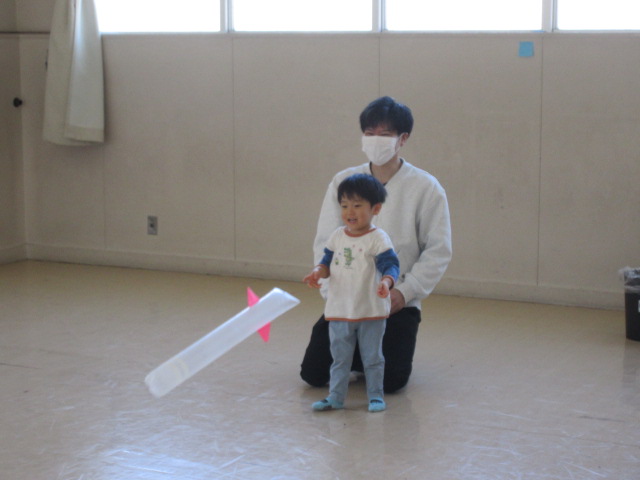 ロケットを飛ばす乳幼児親子