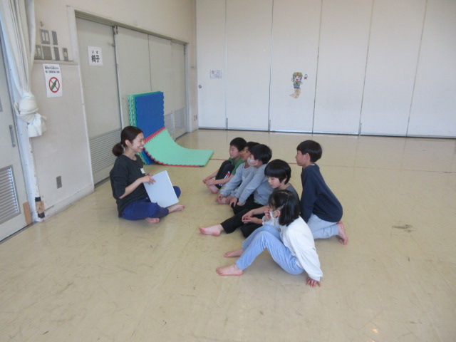 先生からヨガとは何か学ぶ子どもたち