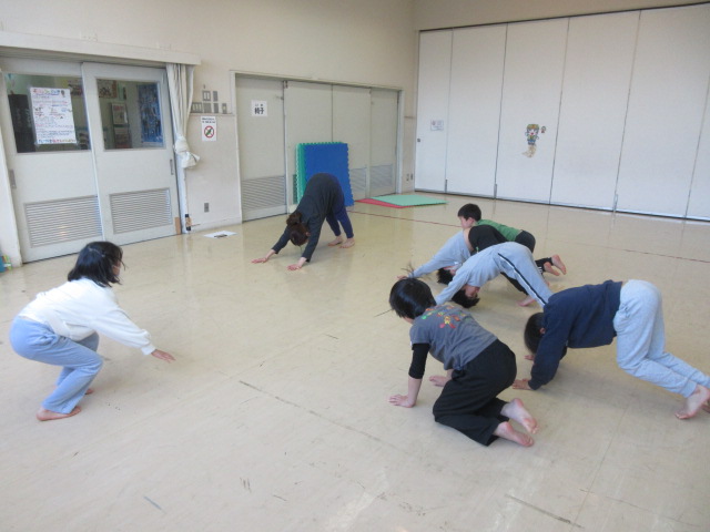 ヨガのポーズをする子どもたち