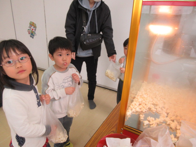 ポップコーン機に興味津々の子どもたち