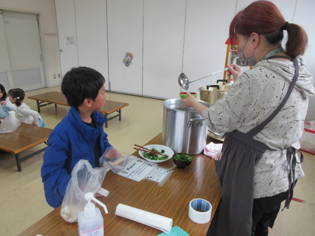 豚汁の提供を待つ子ども