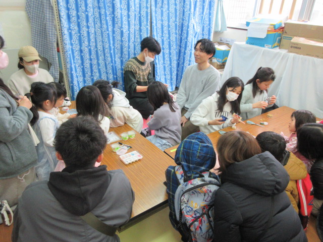 シャカシャカキーホルダー作りを行う様子