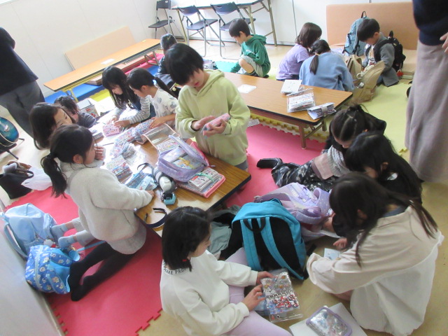 シール交換を楽しむ子どもたち
