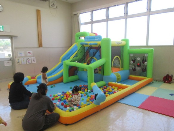 大型遊具で遊んでいる写真