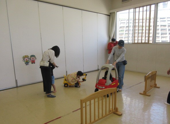 くるまに乗って遊んでいる子どもたちの写真