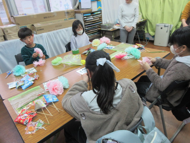 キャンディブーケづくりの様子