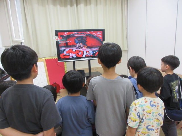eスポーツ大会対戦を応戦している写真