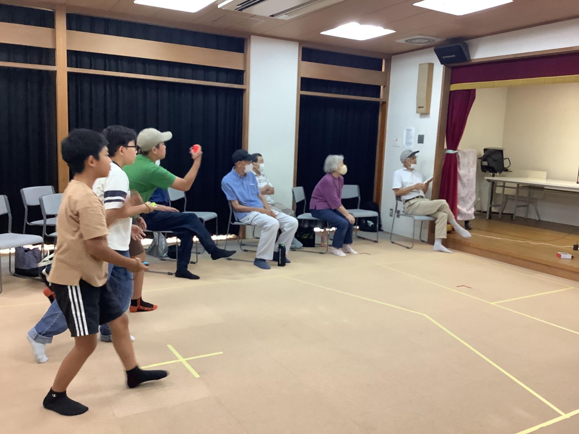 いこいの家の利用者さんとボーリングをしている写真