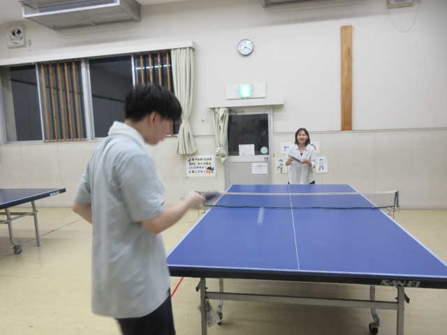 卓球をするスタッフの様子