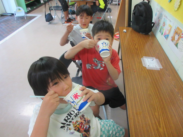 かき氷を食べている写真