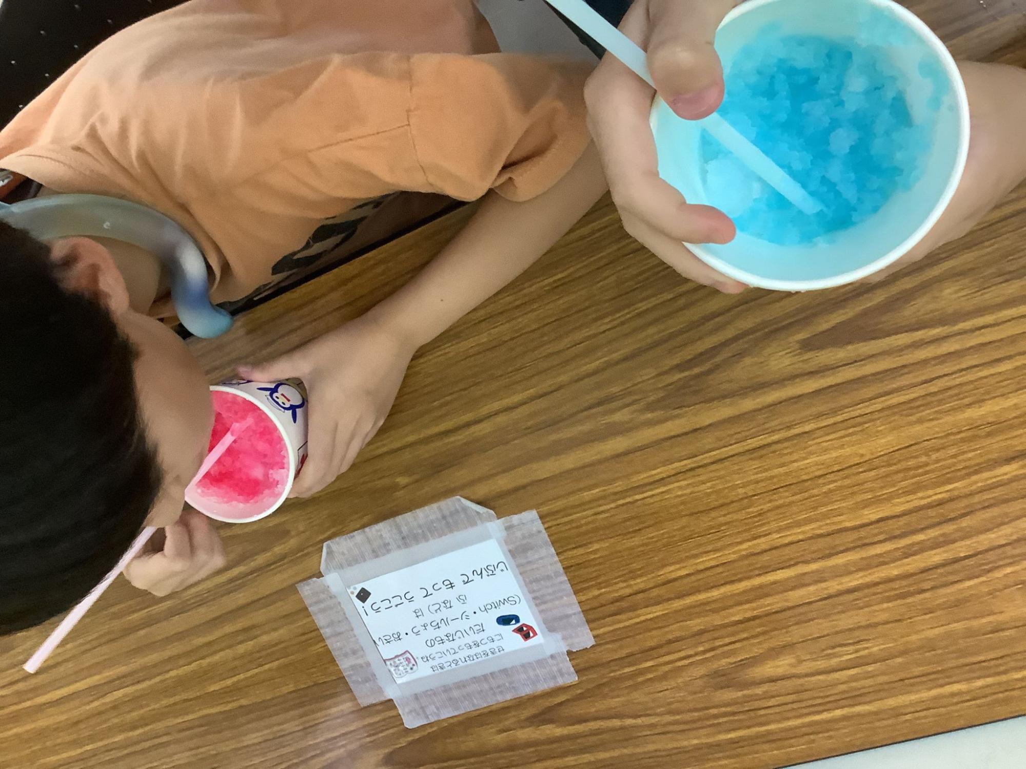 かき氷を食べている写真