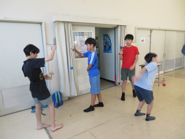 けん玉を楽しむ中学生のこどもたちの様子