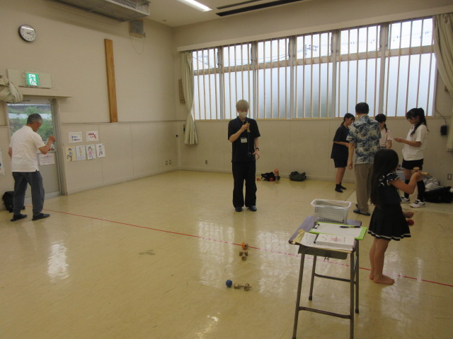 けん玉練習をおこなう様子の写真