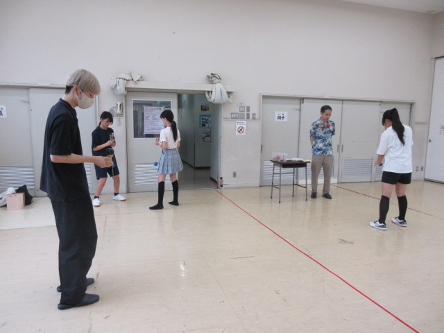 けん玉練習をおこなう様子の写真
