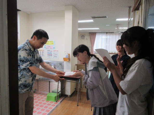 けん玉練習をおこなう様子の写真