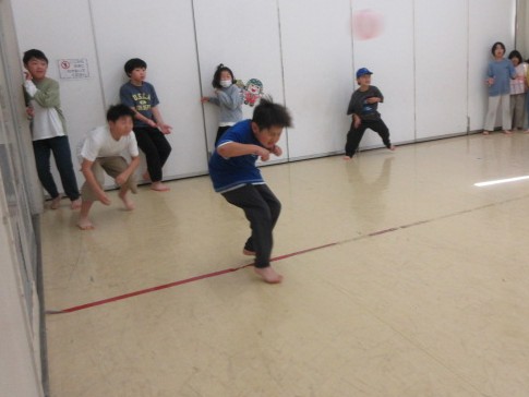 子どもたちがドッジボールを楽しむ様子