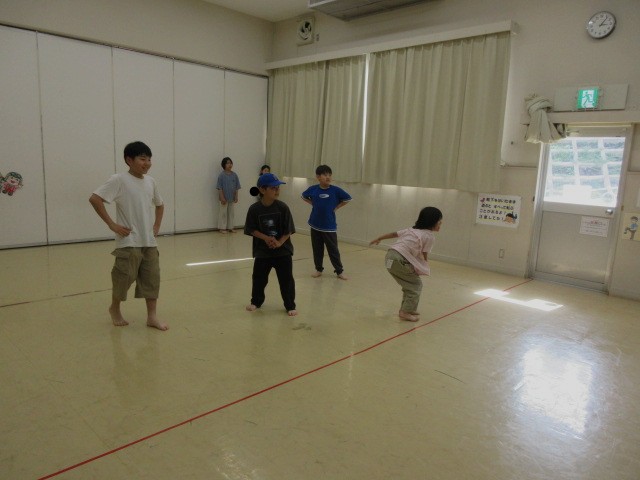 子どもたちがドッジボールを楽しむ様子