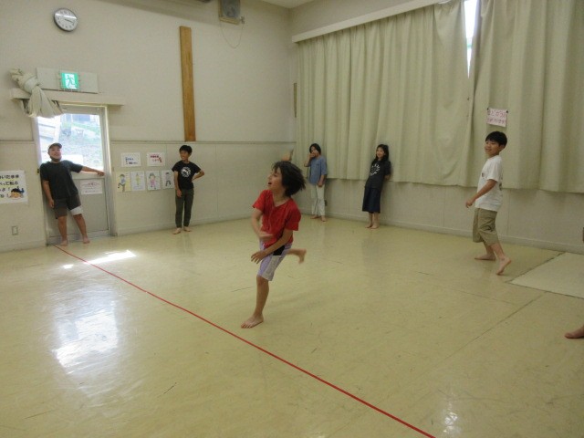 子どもたちがドッジボールを楽しむ様子