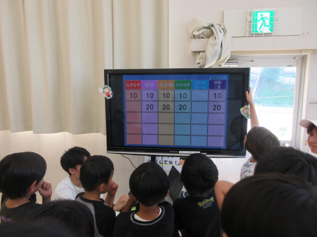 クイズの問題を選んでいる写真