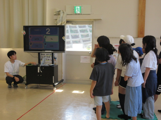 クイズの正解を見ている写真