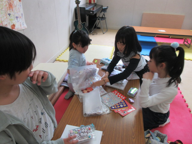 シール交換をするこどもたちの様子