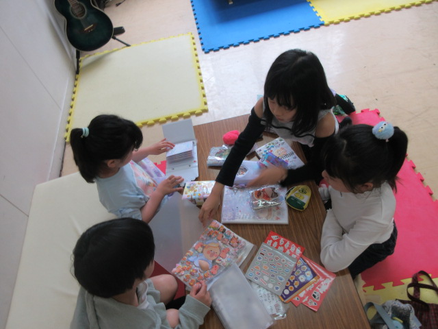 シール交換を楽しむこどもたちの様子