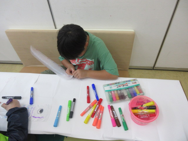 傘袋にこいのぼりの絵を描いている写真