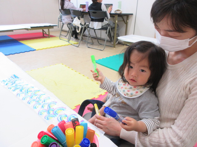 こいのぼりを描いている乳幼児親子の方の写真