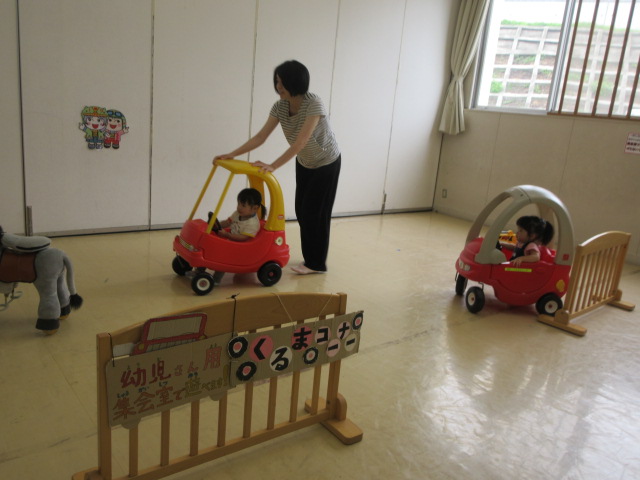 車に乗って楽しんでいる写真
