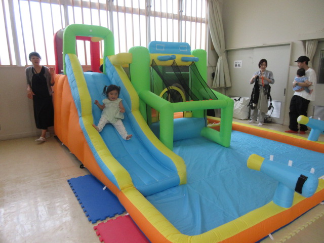 大型エアー遊具であそぶこどもたちの写真