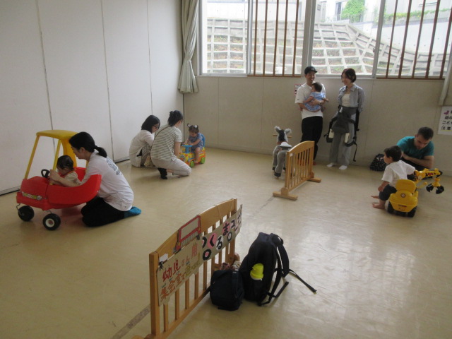 大きな車に乗って遊んでいる写真