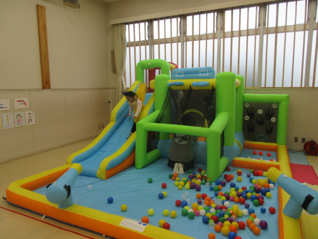 エアー遊具で遊ぶこどもたちの様子