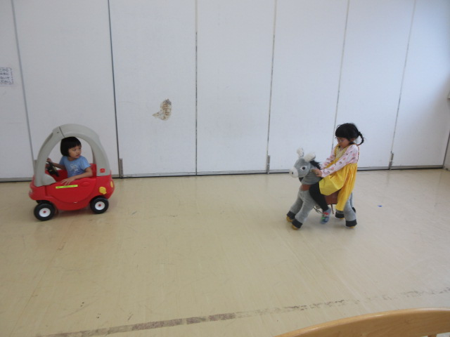 乗り物で遊ぶこどもたちの様子