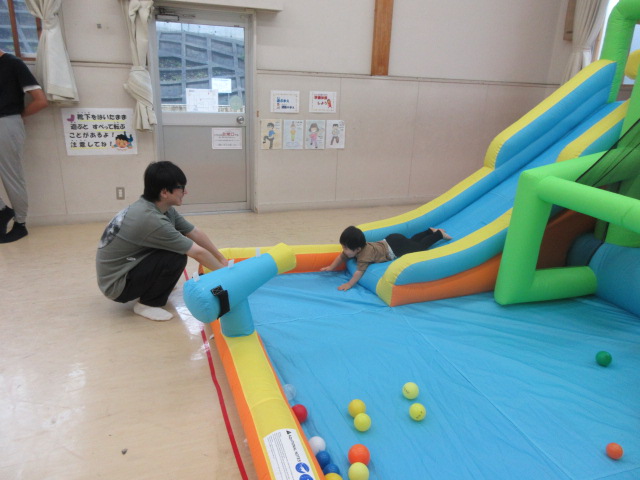 エアー遊具で遊ぶこどもたちの様子