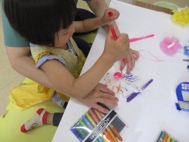 親子でてるてるぼうずを作る様子