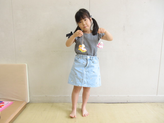 てるてるぼうずを持つ女の子の様子
