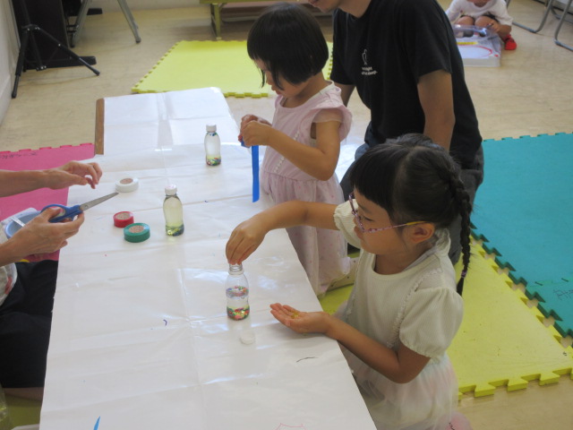 きらきらおもちゃを作っている写真