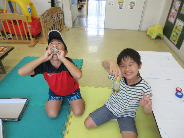 完成しら作品と一緒に写真を撮っている写真
