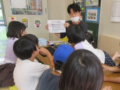マジックの説明を聞く子どもたちの様子