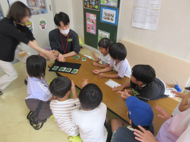 マジックの説明を聞く子どもたちの様子